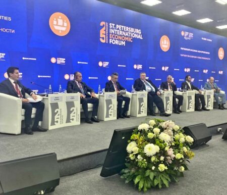 رئيس التمثيل التجارى يشارك بمنتدى سان بطرسبرج الدولي