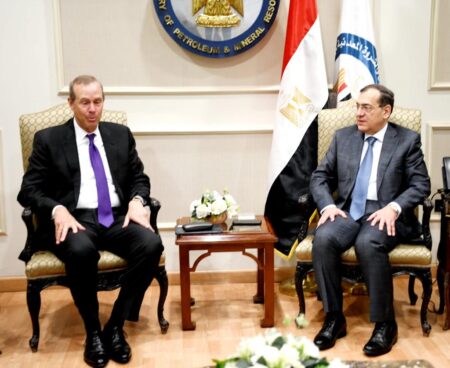 وزير البترول يلتقي رئيس شركة شيفرون العالمية