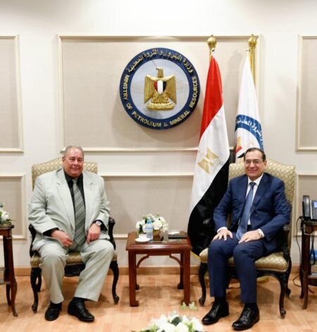 وزير البترول يستقبل السفير الرومانى بالقاهرة