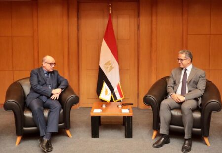 وزير السياحة والآثار يستقبل سفير قبرص بالقاهرة
