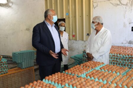 وزير الزراعة يتفقد مشروع الدجاج البياض بالعامرية