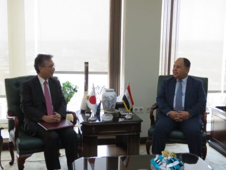 وزير المالية يلتقي السفير اليابانى ورئيس جمعية رجال الأعمال اليابانيين