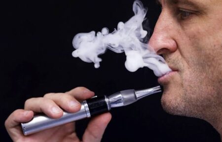 احذر ..التدخين بالسجائر الإلكترونية يصيبك بهذا المرض