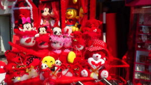 في "يوم الحب" 2026.. الكلمات جسر للقلوب: أجمل رسائل التهنئة للمتزوجين والمخطوبين