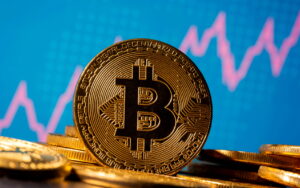 البيتكوين يتراجع وسط استقرار سوق العملات الرقمية