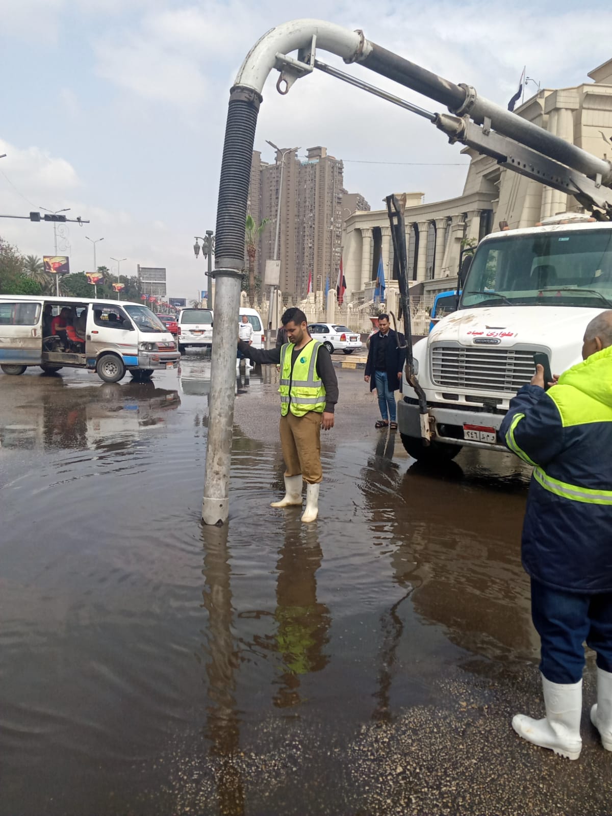 عمال الصرف الصحى يواجهون الأمطار أثناء صيام رمضان ويفطرون أثناء تأدية عملهم