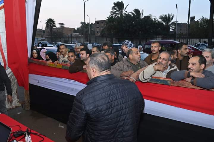 بالفيديو والصور.. «هنساعد بعض».. المهندس داكر عبد اللاه يطلق مبادرة لمحاربة الغلاء بمنشأة ناصر بالقاهرة