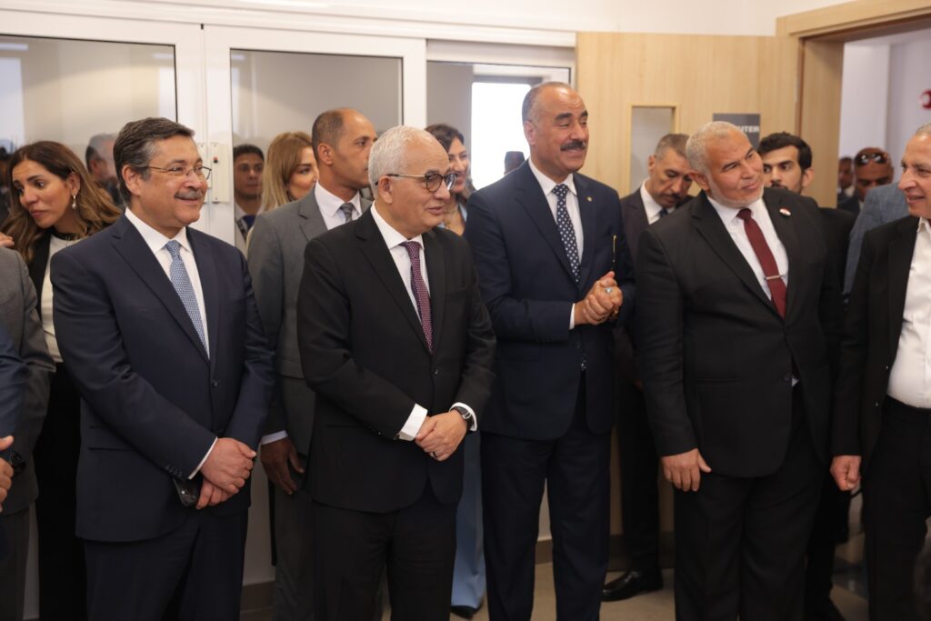 بنك التعمير والاسكان ومراسم الافتتاح، النافذة