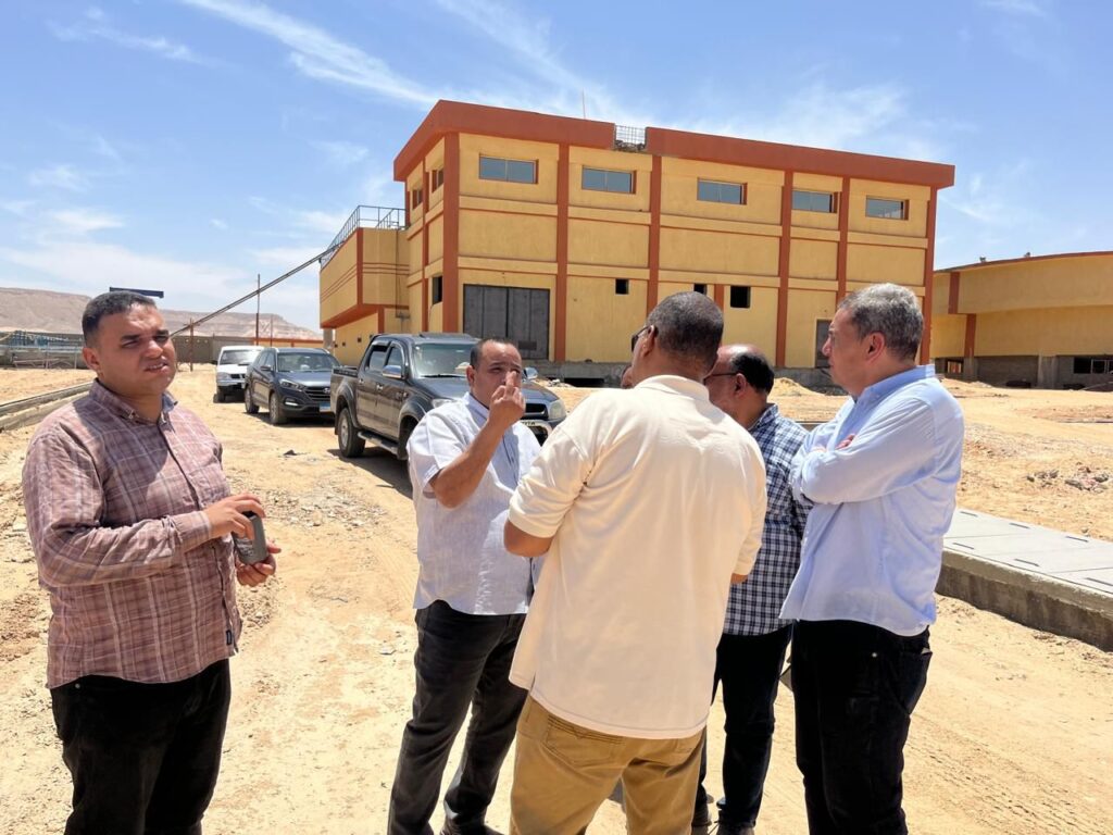 المشرف على مدينة غرب قنا يتفقد مشروعات المرافق للمرحلة الأولى بمساحة 1400 فدان