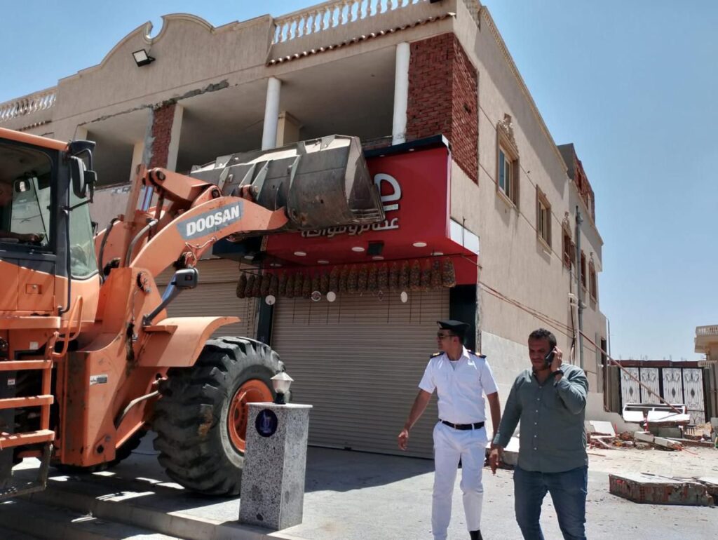 شاهد| وزير الإسكان وشرطة التعمير يضربون بيد من حديد بإزالة مخالفات في 4 مدن شهيرة