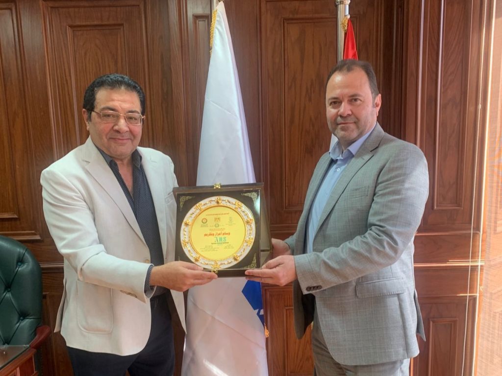 رئيس جمعية مهندسي البترول والتعدين والغاز يكرّم المهندس إبراهيم مطاوع رئيس شركة “بترومنت” لإنجازاته المتميزة