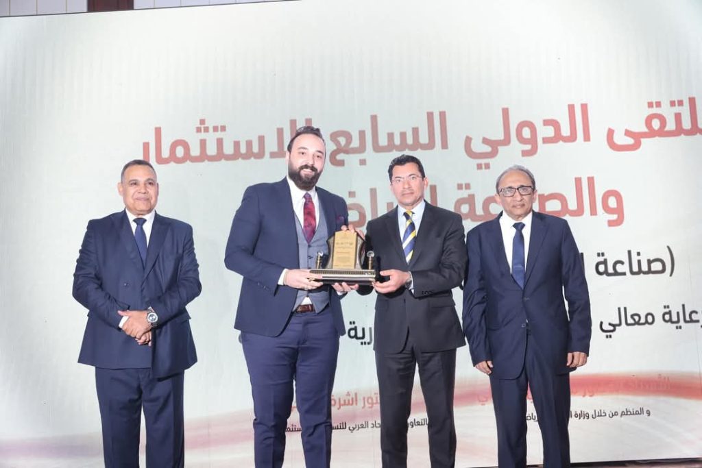 وزير الشباب والرياضة يكرم المهندس محمد شبل بعد ارتفاع محفظة استثمارات شركته ل 50 مليار جنيه