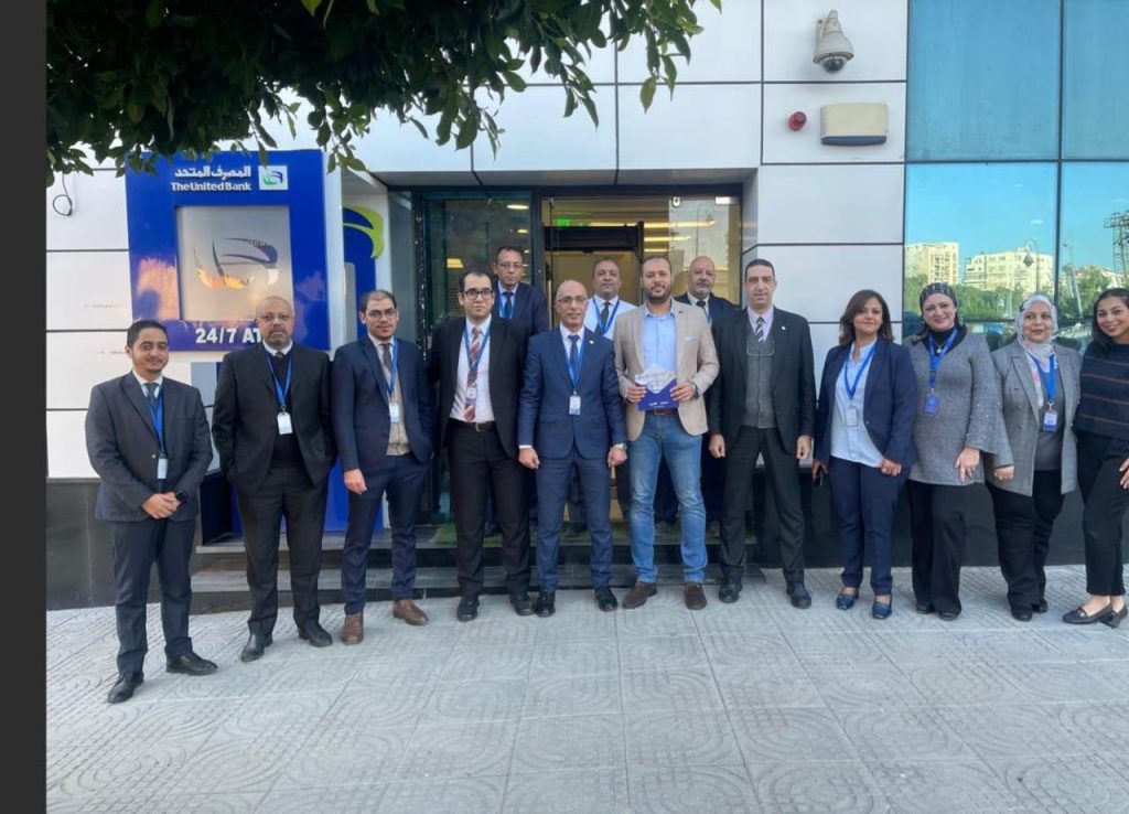 الساعة الذهبية تهدى صاحب اول معاملة بنكية شهادة المليونير هدية بفروع المصرف المتحد ال68 احتفالا بالعام الجديد2025