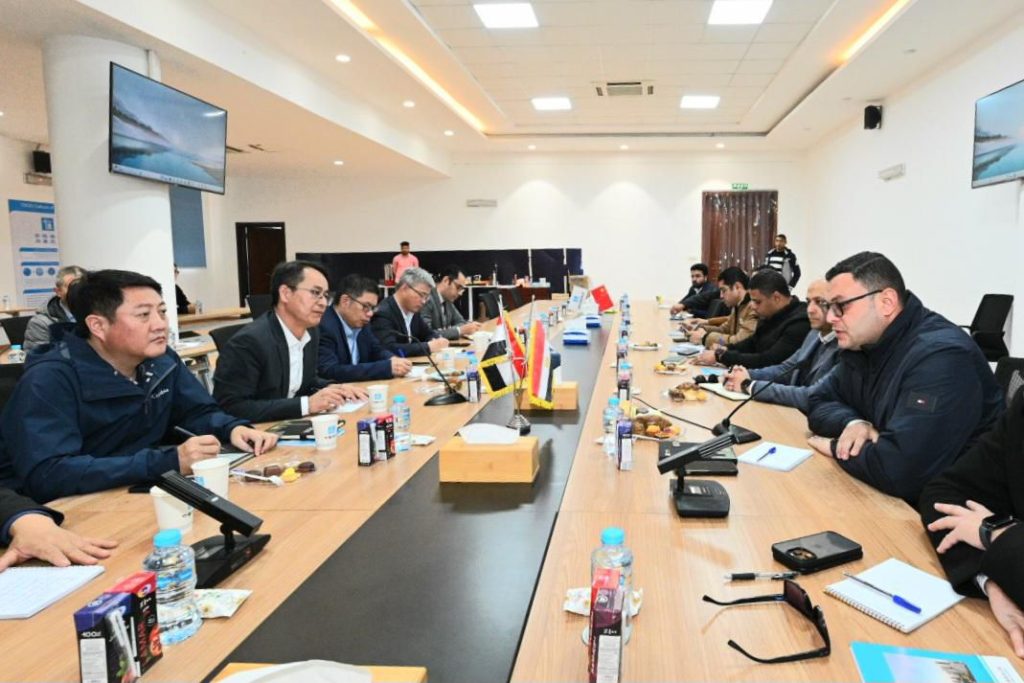 وزير الإسكان يعقد اجتماعاً مع مسئولي شركة "CSCEC" الصينية لدفع العمل بمنطقة الأعمال المركزية بالعاصمة الإدارية الجديدة