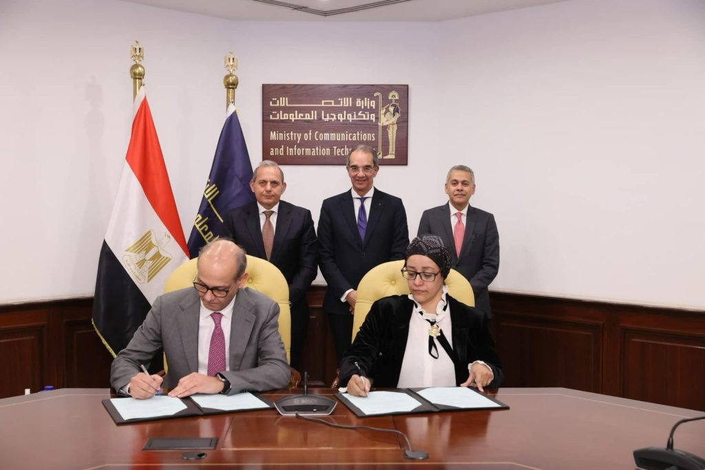 وزير الاتصالات والرئيس التنفيذي لبنك مصر يشهدان توقيع بروتوكول تعاون بين معهد تكنولوجيا المعلومات وبنك مصر