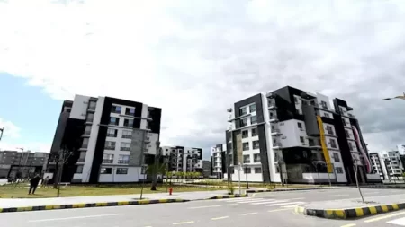 وزير الإسكان يتفقد مشروعى الفيلات وجنة بالمنصورة الجديدة