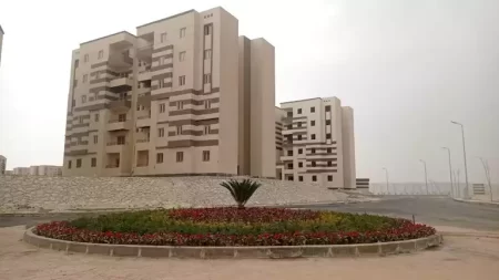 "سكن لكل المصريين".. وزير الإسكان يتابع مشروعات الطرق في برج العرب