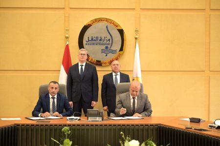 وزير النقل يشهد مراسم التوقيع بالاحرف الأولى لعقد منح التزام بناء وتطوير البنية الفوقية لمحطة تسهيلات بحرية