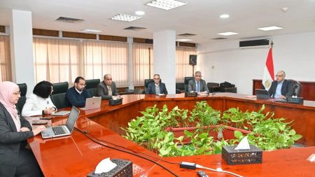 الدكتور سويلم يتابع موقف "مشروع إعادة تأهيل نظام الرى في وادى النقرة بأسوان