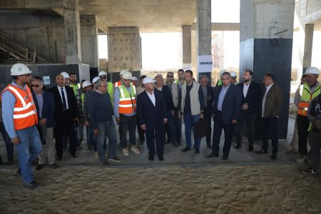 الوزير يتفقد مواقع العمل ويتناول الإفطار مع العاملين