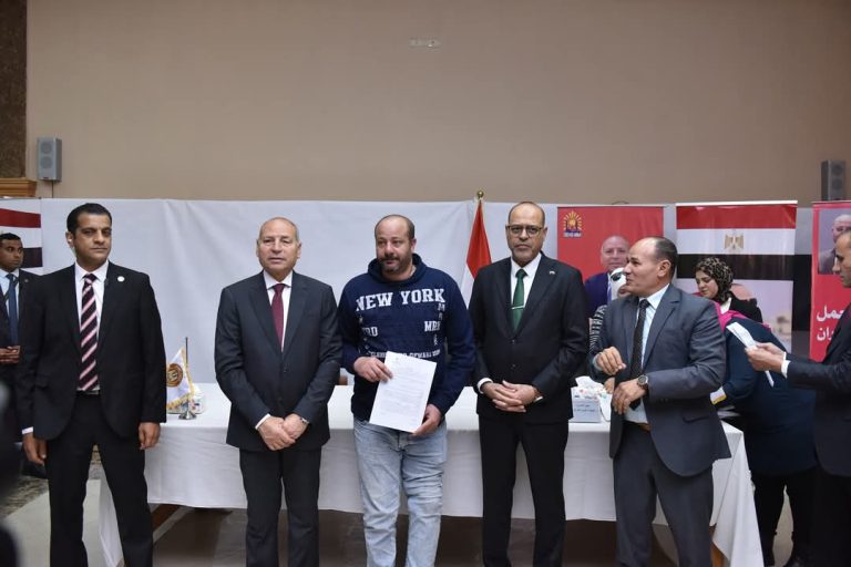 وزير العمل ومحافظ القاهرة يُسلمان عقود عمل جديدة لذوى الهمم من أبناء "المحافظة"