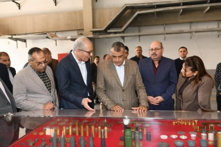وزير الدولة للإنتاج الحربي يتفقد خطوط الإنتاج و مراحل التصنيع بشركة أبو زعبل للصناعات المتخصصة