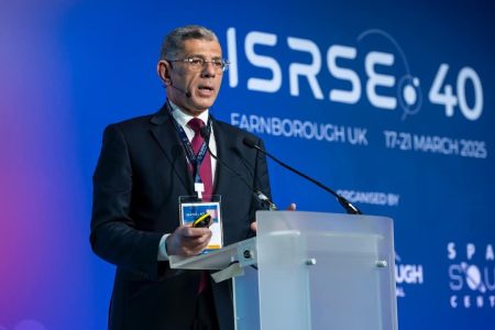 الرئيس التنفيذي لوكالة الفضاء المصرية يلقي كلمة عن التنمية المستدامة والتحديات البيئية