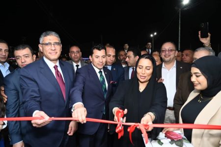 د أشرف صبحي يتسلم شهادة الأيزو لمركز التنمية الشبابية بالشيخ زايد