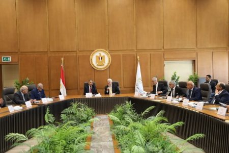 وزير التعليم العالي يترأس اجتماع مجلس أمناء جامعة الزقازيق الأهلية بحضور المحافظ