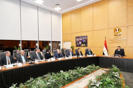 وزير الإسكان يعقد اجتماعًا مع رؤساء ونواب مجالس إدارات الشركات المنفذة لـ "حدائق تلال الفسطاط"