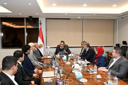 وزير الإسكان يلتقي مسئولي "منصة مصر العقارية" لاستعراض فرص التعاون
