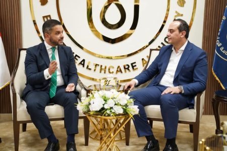 رئيس هيئة الرعاية الصحية يلتقى رئيس شركة ساندوز مصر للأدوية