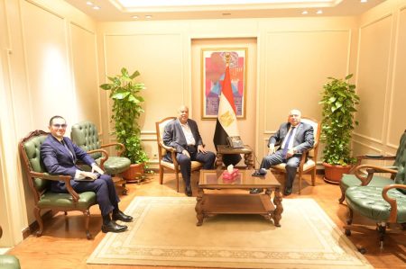 وزير الصناعة يبحث فرص الاستثمار المتاحة بالسوق المصري في صناعة الحديد والصلب