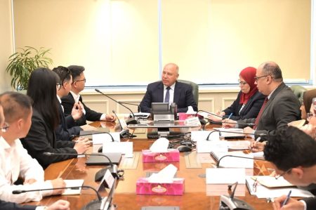 وزير الصناعة والنقل يبحث مع مجموعة ديلي الصينية إقامة مجمع صناعي لإنتاج الأدوات المكتبية والمدرسية بمدينة العاشر من رمضان