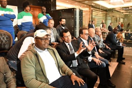 وزير الشباب والرياضة يؤازر المنتخب الوطني خلال مباراته مع سيراليون