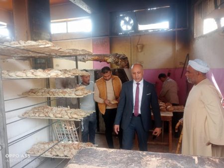  وكيل وزارة التموين بقنا يترأس حملة على المخابز والأسواق ومحطات الوقود في أول أيام عيد الفطر