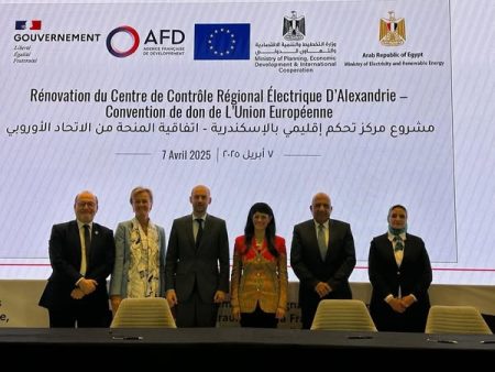 وزير الكهرباء يوقع عدد من الاتفاقيات مع الجانب الفرنسي بمجالات الطاقة المتجددة
