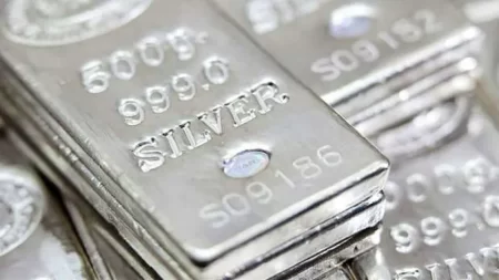  أسعار الفضة تتراجع 13.3% وتمحو مكاسب 3 أشهر 