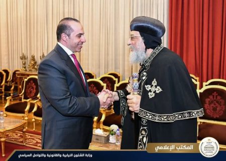 وزير الشئون النيابية يهنئ البابا تواضروس الثاني بمناسبة عيد القيامة المجيد