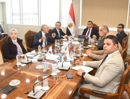 وزير الإسكان يستعرض الموقف الخاص لمشروعات ضمن "تطوير منطقة سور مجرى العيون"