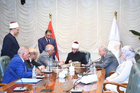  وزير الأوقاف يستقبل عددًا من النواب لتلبية مطالب أهالي دوائرهم