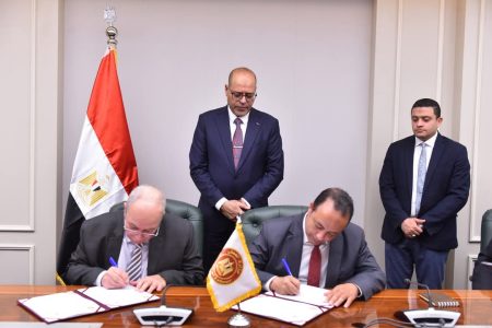 وزير العمل يُوّقع على بروتوكول تعاون مع شركة كومبليو للخدمات التوظيفية الإيطالية