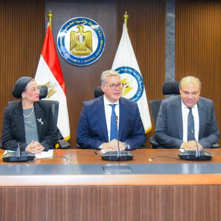 وزراء البترول والبيئة والطيران يبحثون التعاون في مشروع إنتاج وقود الطائرات المستدام