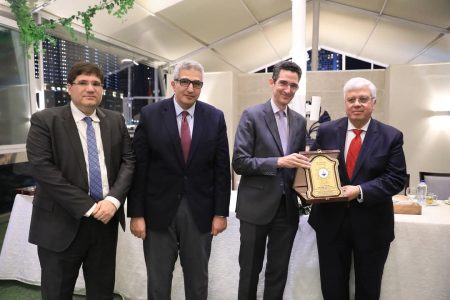 وزير التعليم العالي يكرم فريق العمل المشارك في تنظيم فعالية زيارة الرئيس الفرنسي لجامعة القاهرة