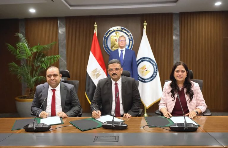 وزير البترول يشهد توقيع نموذج اتفاقية مع شركة "أنجلو جولد اشانتي" لاستغلال الذهب والمعادن المصاحبة
