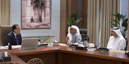 رئيس الوزراء يستعرض مستجدات مشروع رأس الحكمة
