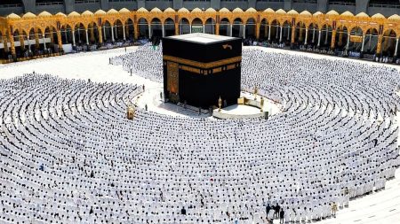 "موسم الحج 2025: أسعار برامج الحج السياحي والإجراءات الصحية"