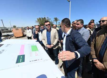 وزير الإسكان يتابع أعمال تطوير المداخل والبوابات بمارينا العلمين