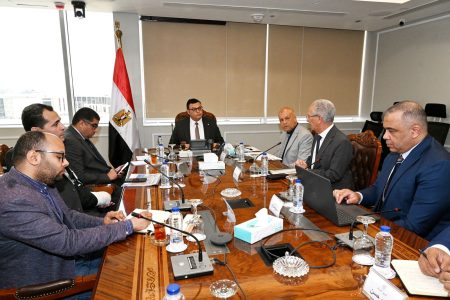 وزير الإسكان يُتابع موقف توريد وتركيب عدادات المياه مسبقة الدفع بالمدن الجديدة