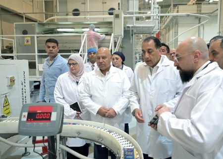 رئيس الوزراء ووزير الصناعة يتفقدان مصانع مجموعة المصرية السويسرية للمكرونة والطحن والمركزات